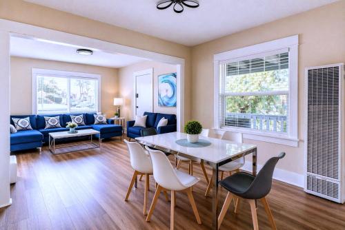 a living room with a table and chairs at CasaViva Vista - Top-Floor 2BR with Private Porch, City Views & Sunset, Walk to Hillcrest, Near Zoo & Beaches, San Diego in San Diego