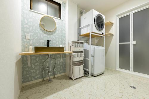 a kitchen with a sink and a microwave at Goen Little hatchi 子供が喜ぶ隠れ家宿 in Iwaki