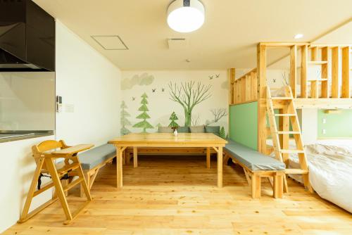 a dining room with a table and a bunk bed at Goen Little hatchi 子供が喜ぶ隠れ家宿 in Iwaki