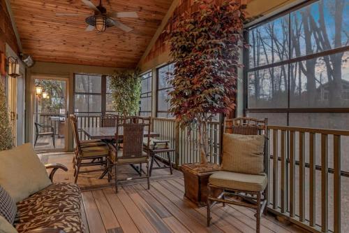 a screened in porch with a table and chairs at Lodged in the Trees in New Buffalo