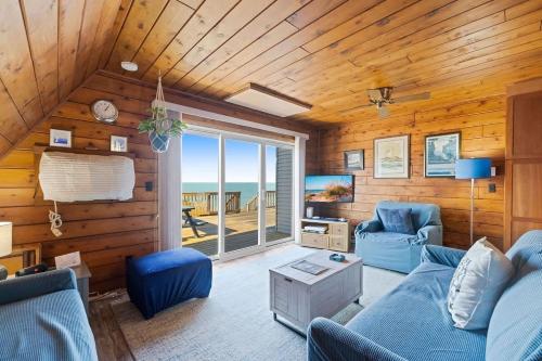 a living room with a blue couch and a tv at Leilas Chalet in Stevensville