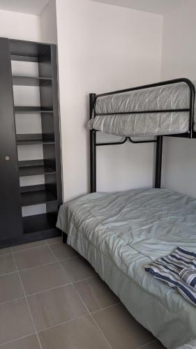 ein Schlafzimmer mit einem Etagenbett in einem Zimmer in der Unterkunft Itatia1 in Playa del Carmen