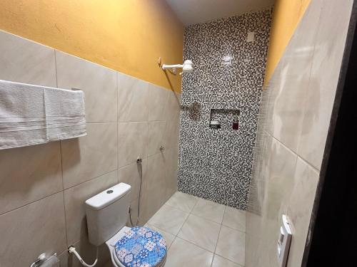 a bathroom with a toilet and a shower at Visão do Céu in Viçosa do Ceará