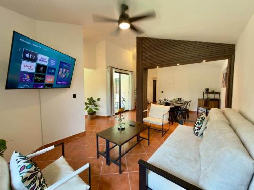 a living room with a couch and a table at Casa a una cuadra del centro comercial in Oaxtepec