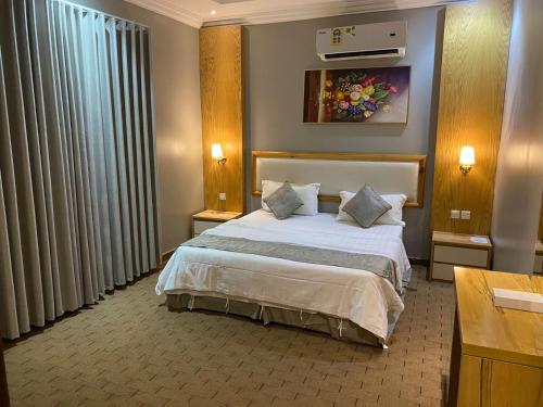 a hotel room with a bed in a room at شقق هذا منزلي المخدومة in Riyadh