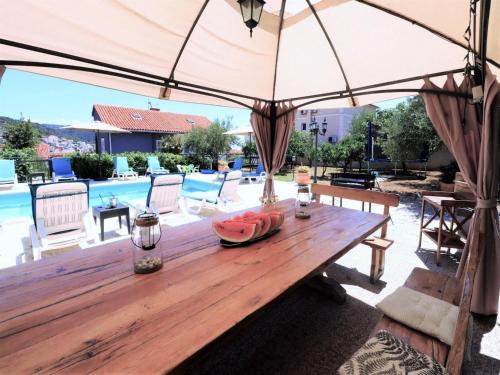 Apartment on iovo with Large Balcony