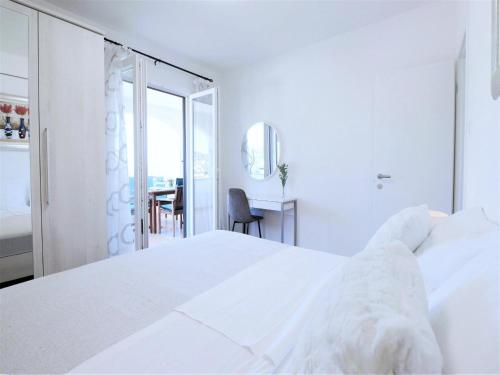 Apartment on iovo with Large Balcony