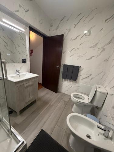 a bathroom with a toilet and a sink and a shower at PontesMar Apartamentos Central in Quarteira