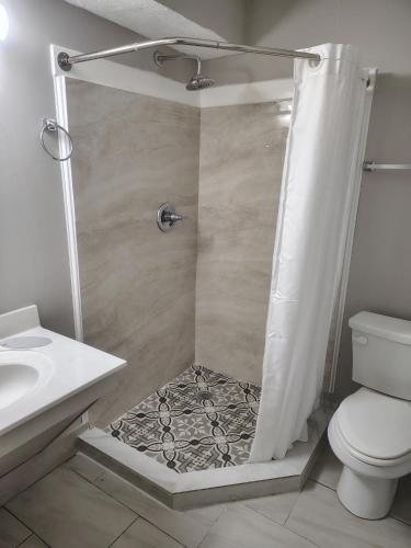 ein Badezimmer mit Dusche, Waschbecken und Toilette in der Unterkunft Cyber Inn in Augusta