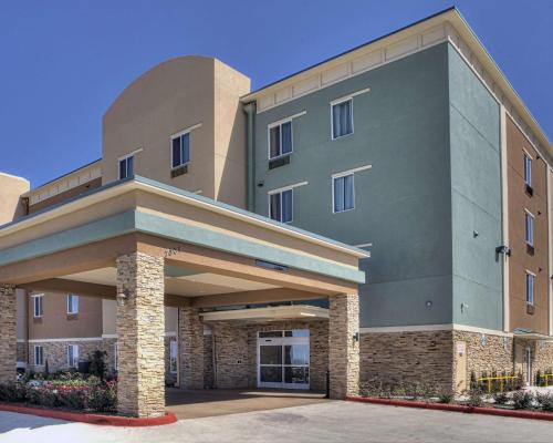 a large office building with a parking lot at Comfort Inn & Suites Fort Worth West I-30 NAS JRB in Fort Worth