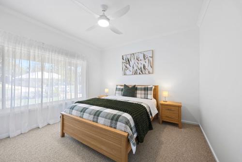 a bedroom with a bed and a window at Timber Mill Cottage - Mansfield in Mansfield