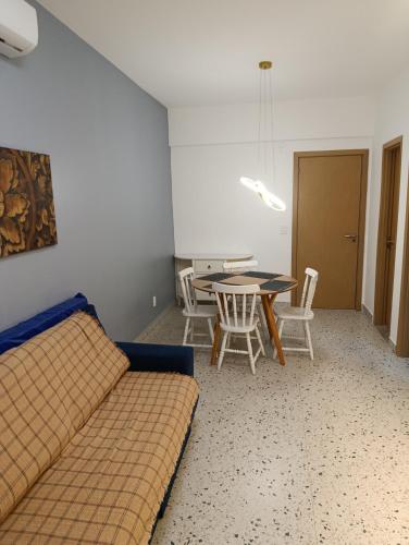 a living room with a couch and a table at Flat Assinado e Sofisticado in Vitória