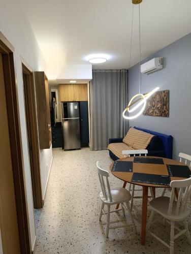 a living room with a table and a couch at Flat Assinado e Sofisticado in Vitória