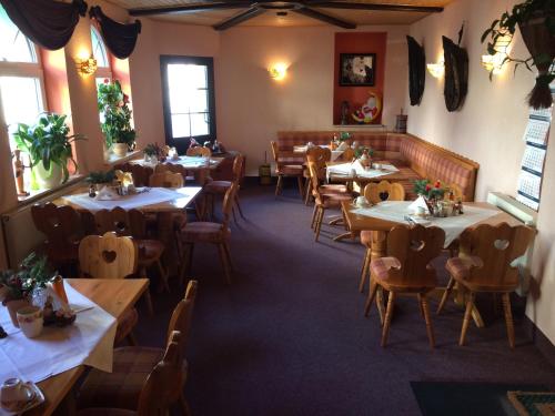Um restaurante ou outro lugar para comer em Pension Zum Bauernstübl