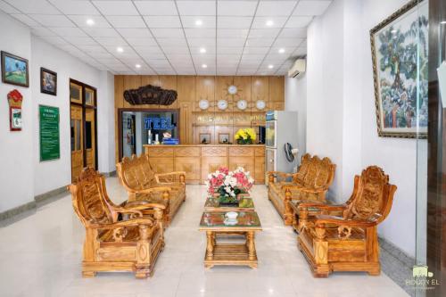 a living room with chairs and a coffee table at Lina Hotel Hồ Chí Minh in Dĩ An