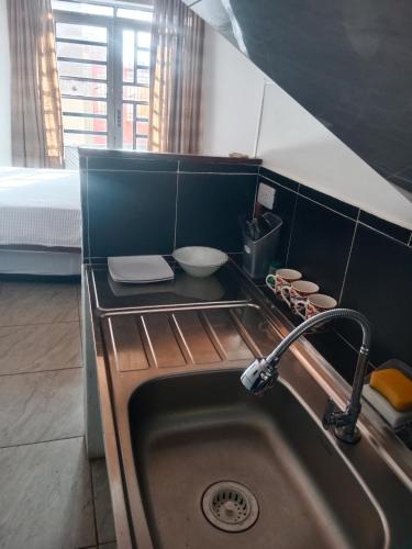 a kitchen counter with a sink and a sink at Apartaestudio Central in Chiquinquirá
