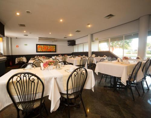 A restaurant or other place to eat at Sumatra Hotel e Centro de Convenções