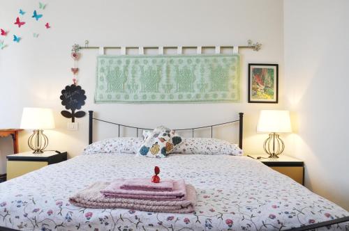 a bedroom with a bed with pink blankets and two lamps at Allegra House - 50mq ultimo piano Milano M1 Villa San Giovanni in Milan