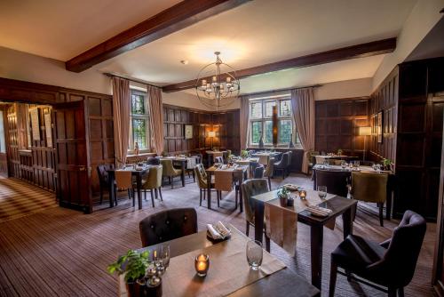 מסעדה או מקום אחר לאכול בו ב-Stonehouse Court Hotel - A Bespoke Hotel