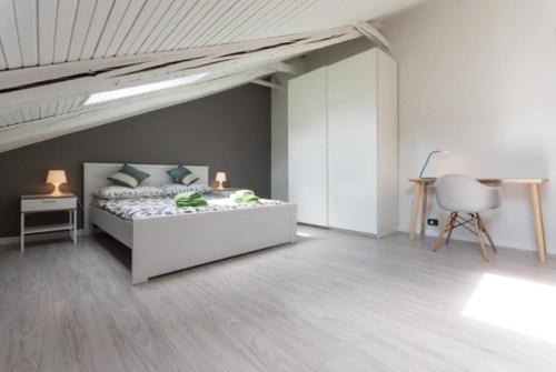 - une chambre avec un lit et un bureau dans l'établissement Cibrario 34, à Turin