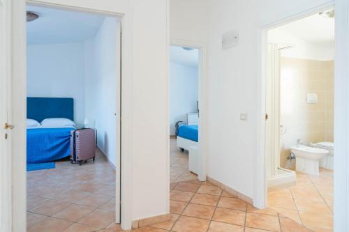 a room with a bedroom with a bed and a bathroom at Settessenze Residence & Rooms in Agropoli