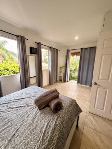a bedroom with a bed with a cat laying on it at Casa con terraza frente alberca in Tezoyuca