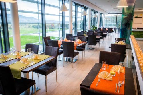 Reštaurácia alebo iné gastronomické zariadenie v ubytovaní Golf Resort Česká Lípa
