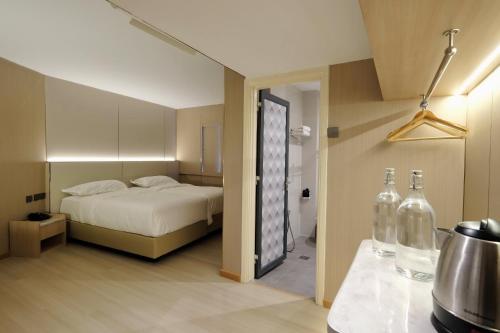 a bedroom with a bed and two glass bottles at Hotel Ming Star in Kuala Terengganu