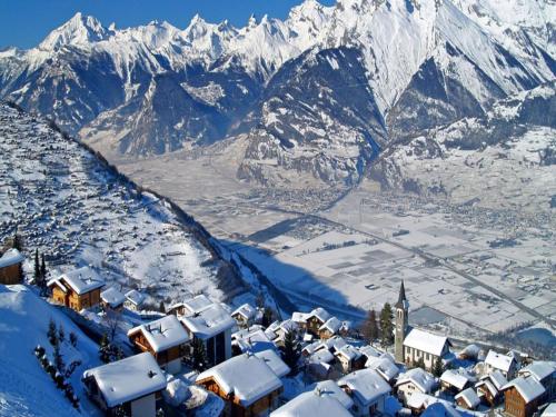 Sunny chalet in Veysonnaz for 10 guests