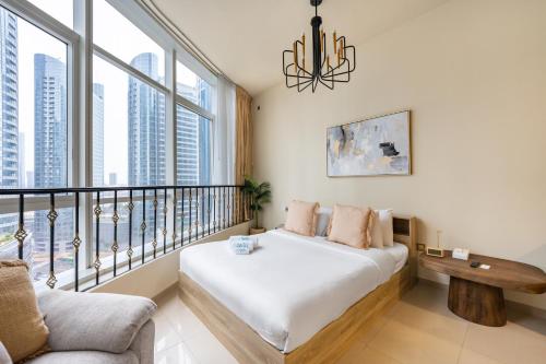 Studio with City Views Pool & Gym