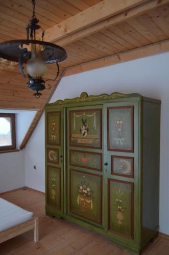 einen grünen Schrank in einem Zimmer mit einer Decke in der Unterkunft Silent Hill 1 in Krpáčovo