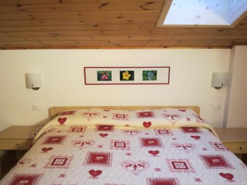 a bedroom with a bed with a quilt on it at Maso Sveseri in Montesover