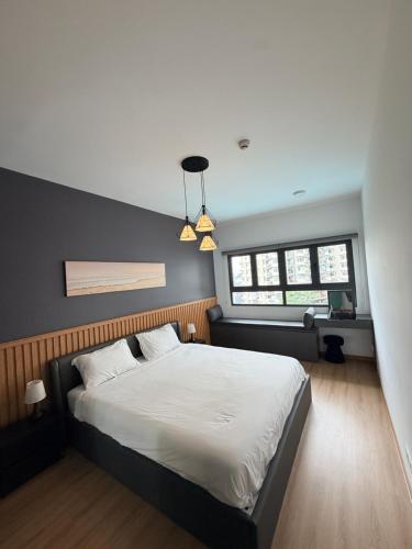 a bedroom with a large white bed in a room at Căn Hộ Biên Hoà in Bien Hoa