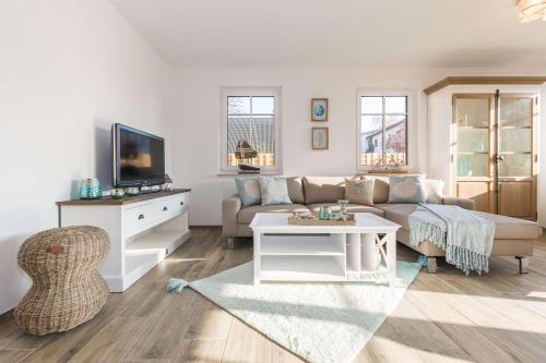 a living room with a couch and a table at Boddenbrise in Bresewitz