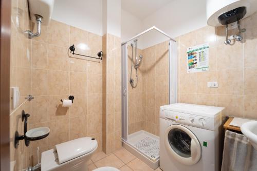 a bathroom with a shower and a washing machine at Rubens in Alghero