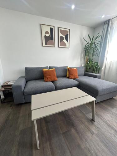 a living room with a couch and a coffee table at Appartement cosy à 5 min du centre-ville in Liège