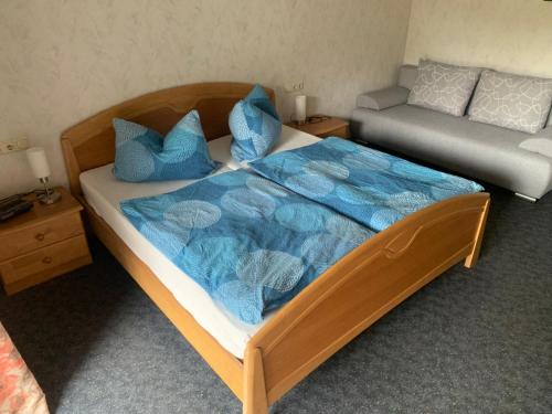 a bedroom with a bed and a couch at Ferienwohnung Wehner in Seiferts
