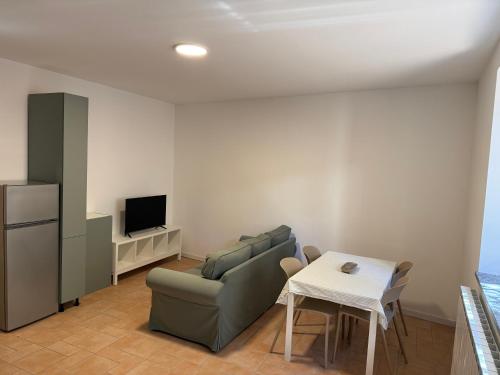 a living room with a couch and a table at Casa ajolote in Cunardo