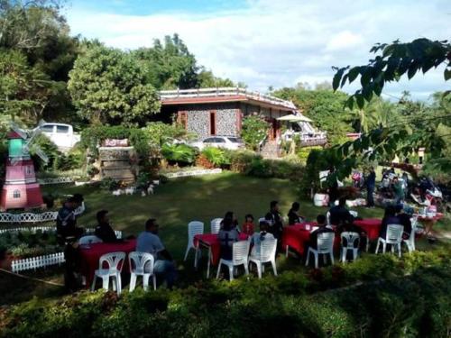 Taman di luar Baan Chuthamanee
