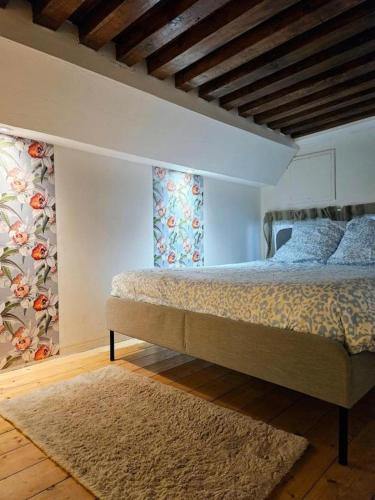 a bedroom with a bed with blue pillows at Le Canut Duviard - proche métro Croix-Rousse in Lyon