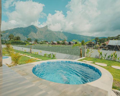 a pool in a yard with mountains in the background at Star Hill Kintamani in Kubupenlokan