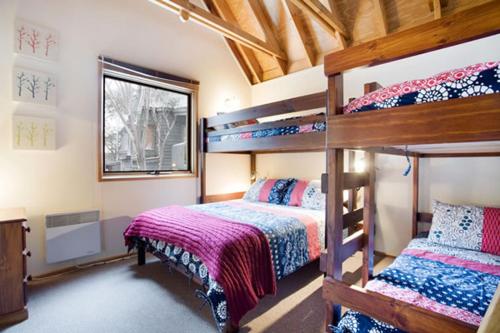 a bedroom with two bunk beds and a window at Welkuminn in Dinner Plain