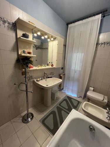 a bathroom with a tub and a sink and a toilet at Casa di Azzurra in Capolona