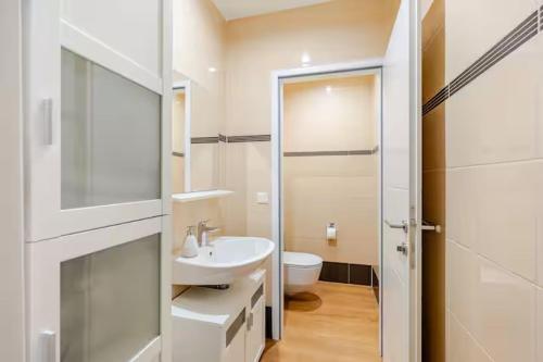 Modernes Studio Wien 18 , 3 Min zur U6, privater Eingang & Ruhe