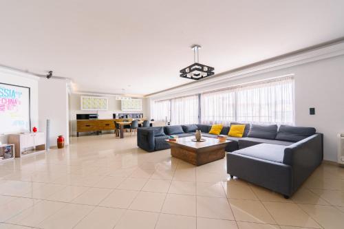 Spacious Modern Apartments With Great Rooftop View