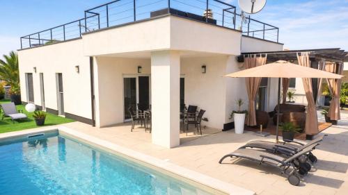 Villa Palma-Peroj by Villas Guide