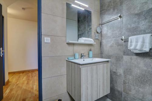 a bathroom with a sink and a shower at T2 Ocean Cottage avec terrasse - 50m de la plage in Étang-Salé