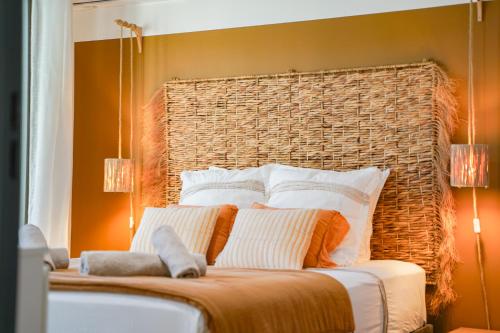 a bedroom with a large headboard and a bed with pillows at T2 Ocean Cottage avec terrasse - 50m de la plage in Étang-Salé