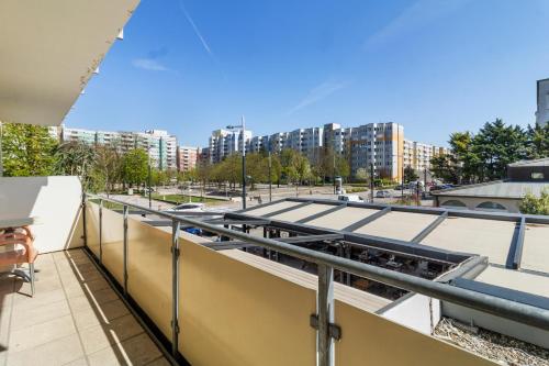 1 Min to Metro I Balcony I 20 Min to Inner City
