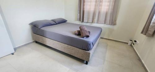 a small bed in a room with a pillow on it at Casa Trankilo in Fontein